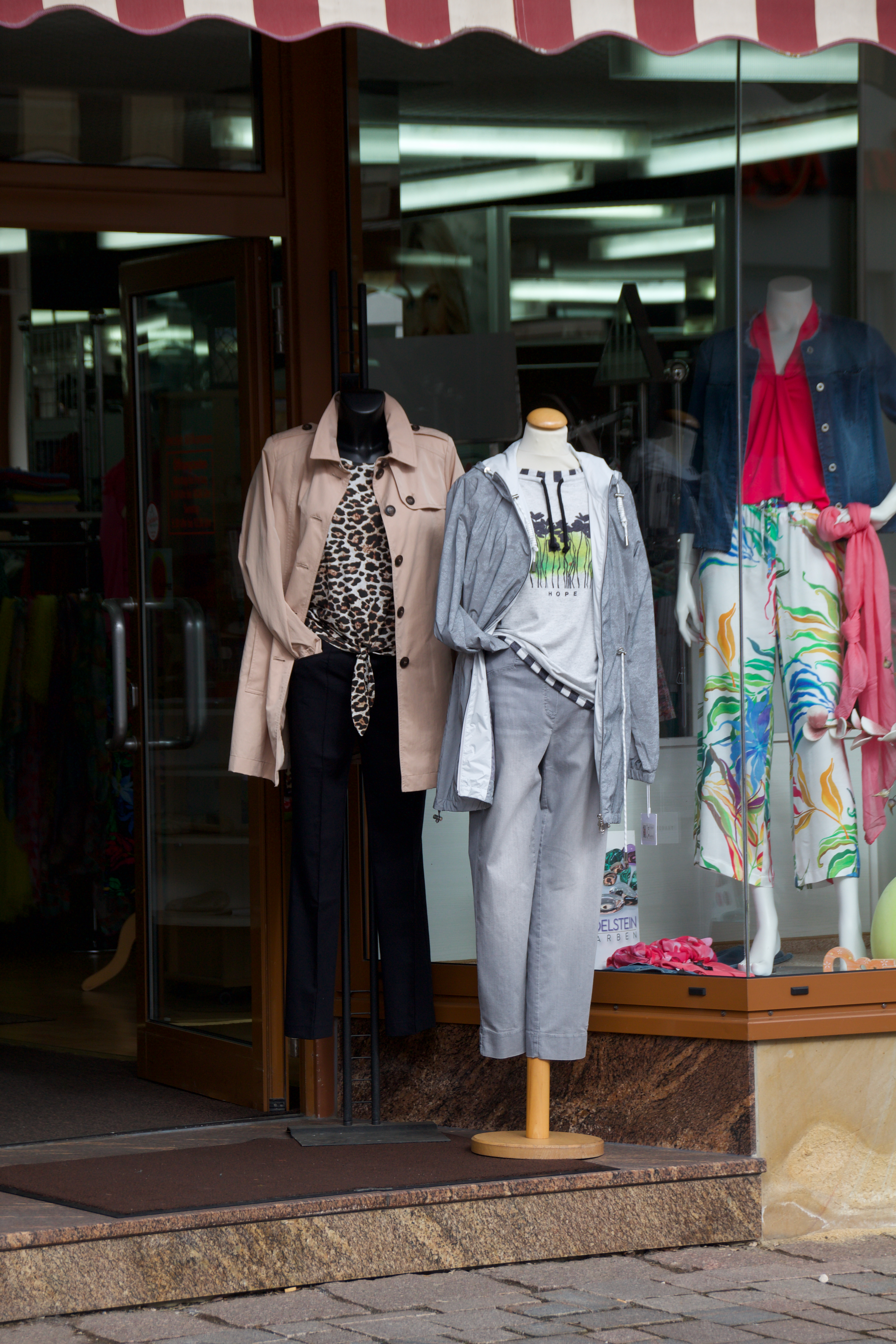 Eingang mit Schaufenster-Mannequins